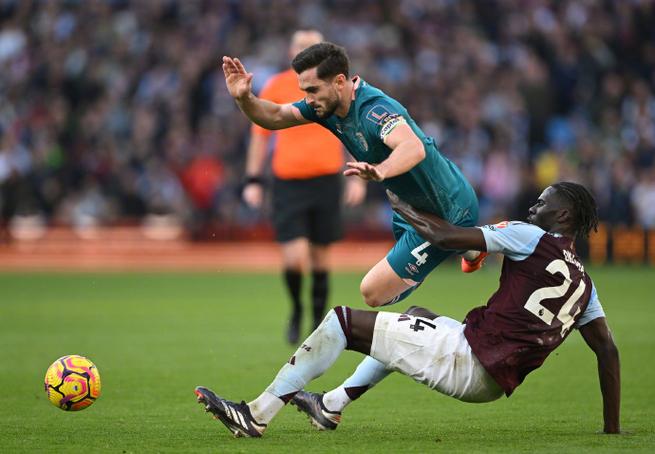 英超综合：维拉绝杀阿森纳 曼城缩小分差