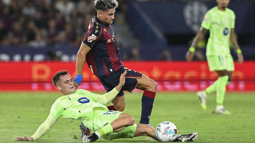 每体：巴萨在欧冠前八中丢球最多，弗里克必须解决防守问题