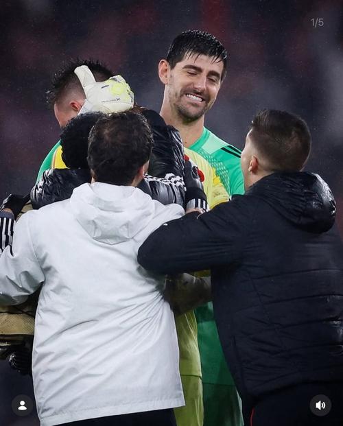 罗马诺社媒：尽管遭受失败，库尔图瓦仍向进球的特鲁宾祝贺