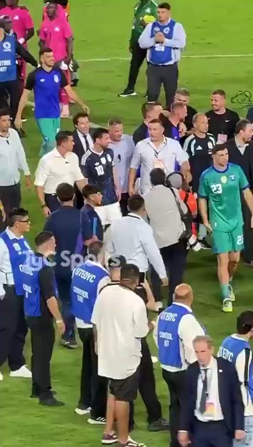 赛后安保人员将梅西团团围住，他很不适应生气了