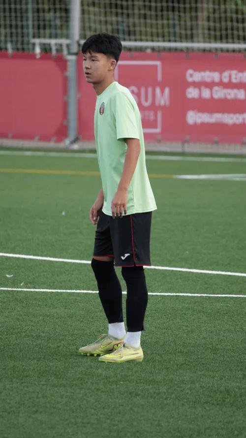 世体：巴萨签下15岁哈萨克斯坦边锋门迪卡诺夫，下赛季加盟