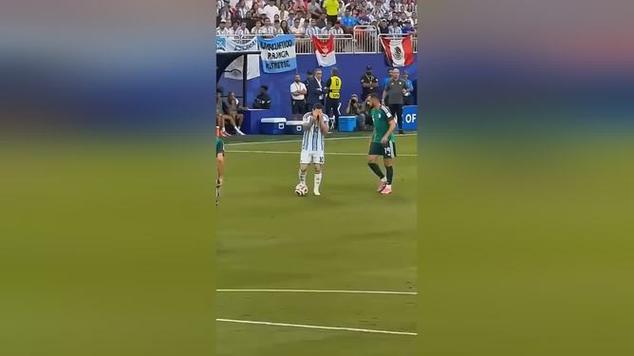有球迷恶搞梅西参加2030年世界杯：全场蒙眼都能进球